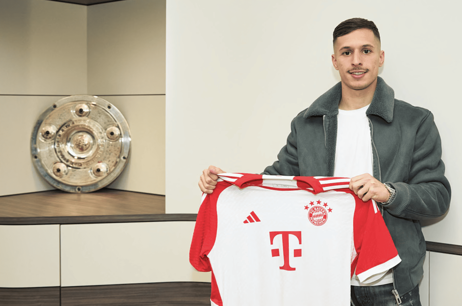 case_FC Bayern-Gewinnspiel signiertes Home-Trikot von Bryan Zaragoza